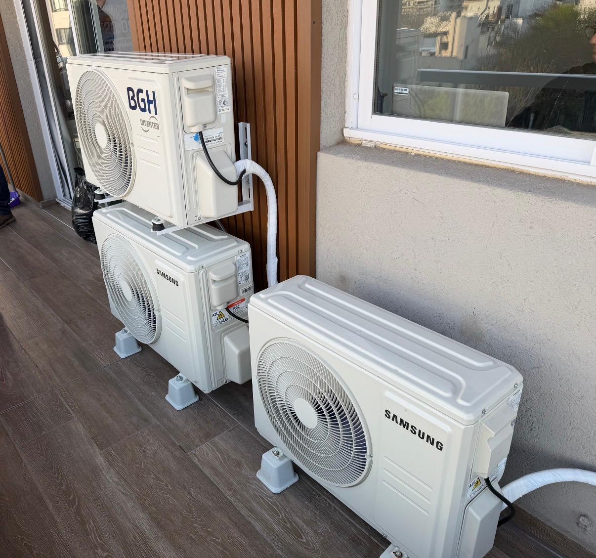 Unidades exteriores de aire acondicionado instaladas en un balcón