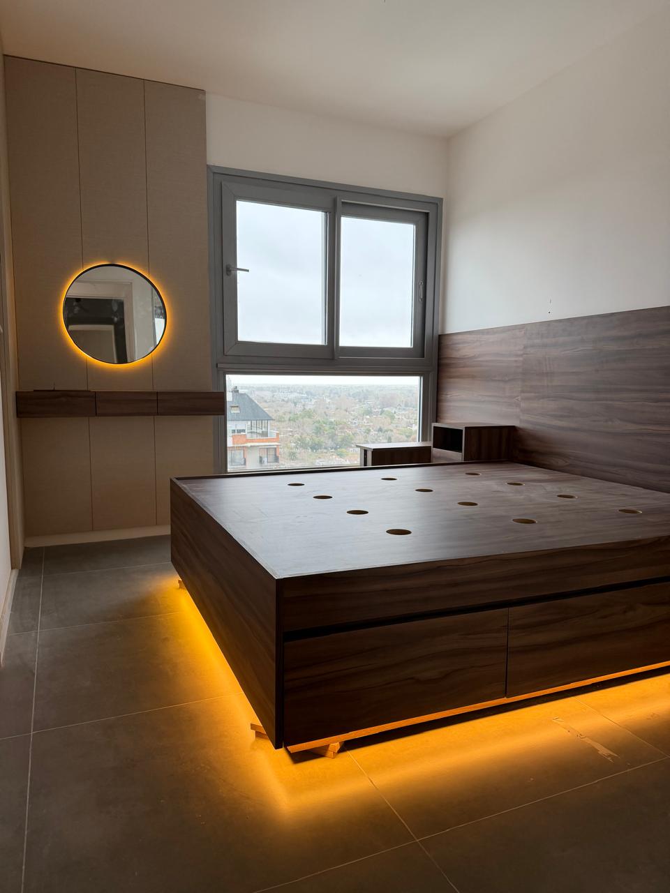 Iluminación LED cálida integrada en el mobiliario de un dormitorio