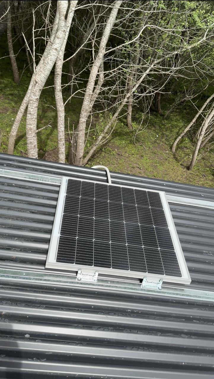 Panel solar instalado sobre un techo de chapa